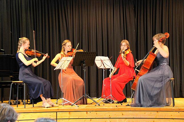 Die Abiturientinnen umrahmen ihre Entlassfeier selbst mit Musik, von links: Tara Marx, Ina Hafner, Magdalena Schmucker, Annika Hader.