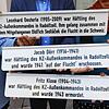 Geben Aufschluss über die Namensgeber: Die drei Ergänzungsschilder, die jetzt an den entsprechenden Straßenschildern montiert werden.