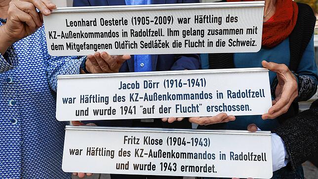 Geben Aufschluss über die Namensgeber: Die drei Ergänzungsschilder, die jetzt an den entsprechenden Straßenschildern montiert werden.
