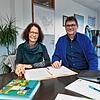 Hildegard Bibby, die ehemalige Leiterin des Radolfzeller Stadtarchivs, und Ortsvorsteher Lorenz Thum, neben der alten Ortschronik und ...