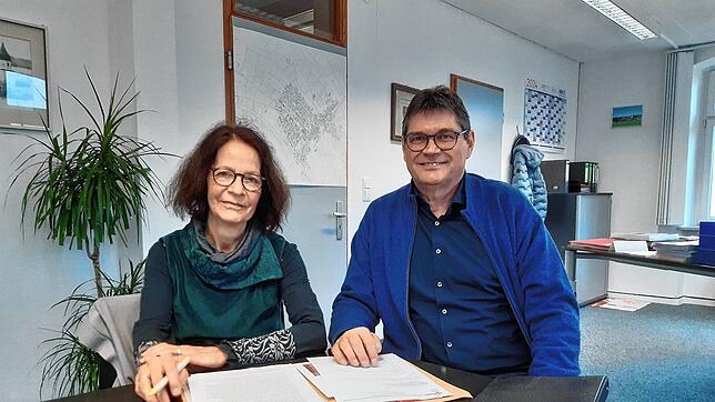 Hildegard Bibby, die ehemalige Leiterin des Radolfzeller Stadtarchivs, und Ortsvorsteher Lorenz Thum, neben der alten Ortschronik und ...