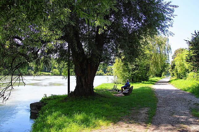 Hohentengen liegt idyllisch am Rhein. Den Uferweg nutzen viele Einheimische und Urlauber für ein Päuschen am Rhein.