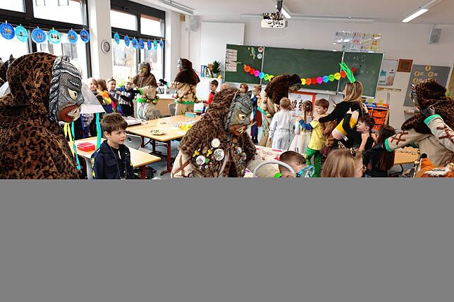 Mit einer Polonaise befreien die Wolfbach-Rolli die Kinder der Grundschule Pfaffenweiler aus ihren Klassenzimmern.