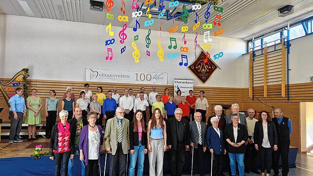 Die Geehrten mit Vorsitzendem Dieter Kleinmann (Sechster von rechts). Foto: Moni Marcel
