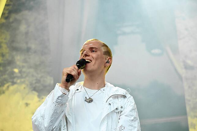 Bild 10: Hier spielt die Musik! Fans tanzen vor den Bühnen beim Campus-Festival 2025