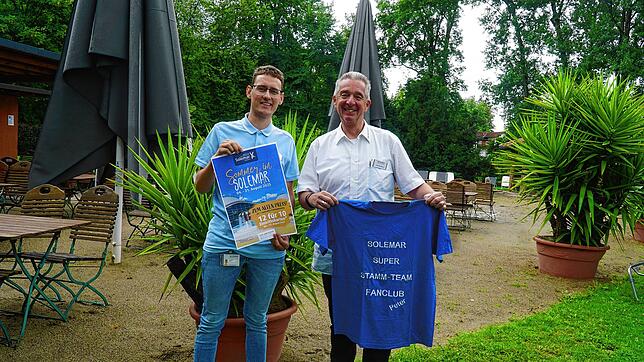 Peter Kroschinsky (rechts) als Repräsentant und Leiter des Gästemanagements gehört zum Stamm-Team-Fanclub und wird ab diesem Jahr ...