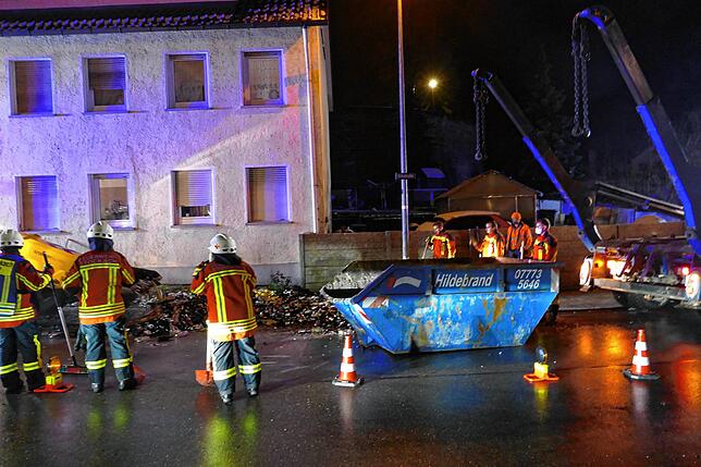 Die Feuerwehr war im Einsatz, weil ein Lastwagen in der Dillstraße Getränkekästen verloren hat.