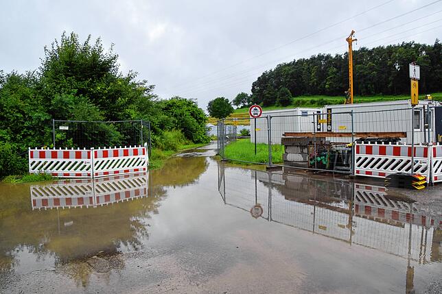 Der Fußweg vom Freibad-Parkplatz zum Eisweiher.