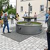 Thalheims Ortsvorsteher Hubert Stekeler präsentiert der Jury den neugestalteten Dorfplatz vor dem Haus der Vereine.
