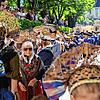 Moderne trifft Hausherrenfest 2022 bei der Prozession in der Kirchgasse: Eine Sonnenbrille darf bei diesem strahlenden Wetter auch bei ...