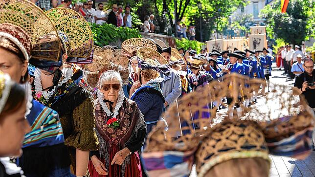Moderne trifft Hausherrenfest 2022 bei der Prozession in der Kirchgasse: Eine Sonnenbrille darf bei diesem strahlenden Wetter auch bei ...