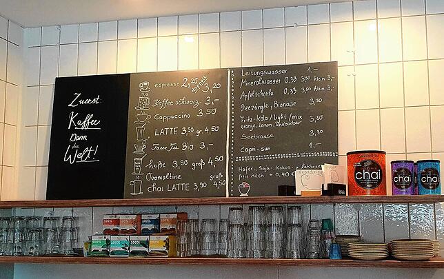 Ein Blick auf das Getränkeangebot: Von Cappuccino und heißer Schokolade über Chai Latte und Tee bis hin zu kühlen Limonaden gibt es eine ...
