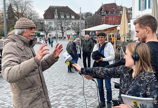 Peter Lenk als gefragter Interviewpartner an der Promenade.