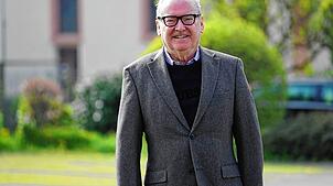 Bernd Riegger leitet heute ein Gastro-Imperium mit 39 Restaurants in ganz Deutschland. Aktuell ist er auf Heimatbesuch, hier vor der ...