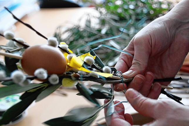 Bild 4: Wie bindet man eigentlich Palmzweige für Palmsonntag? Wir zeigen, wie es geht