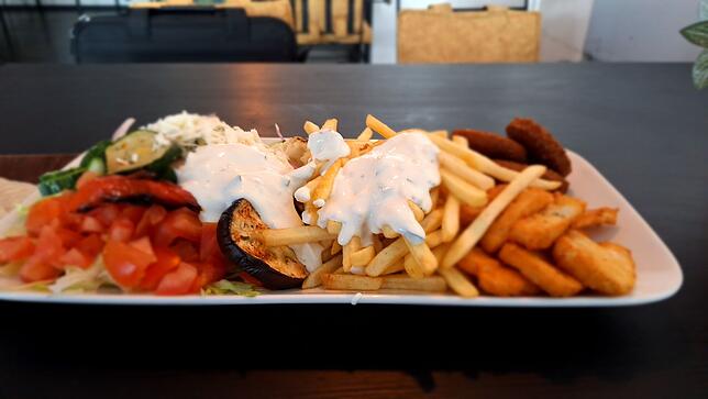 Der Veggie-Teller für 15 Euro. Eine ordentliche Portion, die jeden satt machen dürfte.