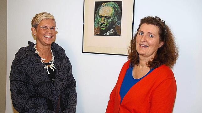 Kristina Heilemann, die Urgroßnichte des Künstlers August Nitz aus Neukirch (links), und die Vorsitzende des Kinderschutzbundes, Karin ...