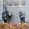 Aus einer Lagerhalle in der Raiffeisenstraße dringt Rauch: Das ruft die Feuerwehr am Silvestertag zu einem Einsatz. Zwei Feuerwehrleute ...