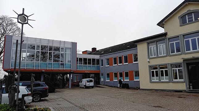 Im Sitzungssaal des Rathauses (links) diskutiert der Gemeinderat über die besten Lösungen, dabei sollte es respektvoll zugehen.