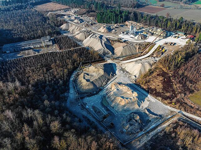 Das Gelände des Kies- und Betonwerkes bei Geißlingen aus der Vogelperspektive.