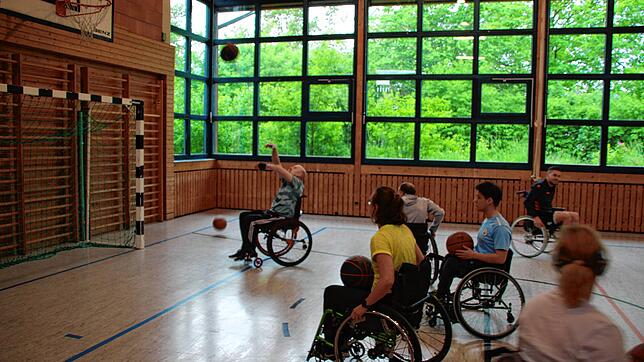 Auch beim Rollstuhlbasketball wärmen sich die Sportler auf – hier wirft Denis Dippelhofer auf den Korb.