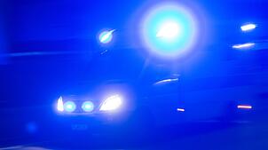 Fünf Menschen kamen nach dem Unfall in Krankenhäuser. (Symbolbild)