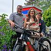 Bad Säckingens Tourismusdirektor Thomas Ays stellt mit Carina Lorenz und Nicola Vonhof von der Ferienwelt Südschwarzwald (v. links) das ...