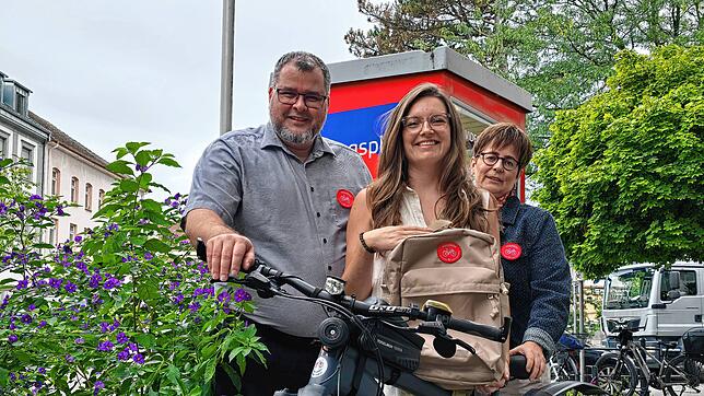 Bad Säckingens Tourismusdirektor Thomas Ays stellt mit Carina Lorenz und Nicola Vonhof von der Ferienwelt Südschwarzwald (v. links) das ...