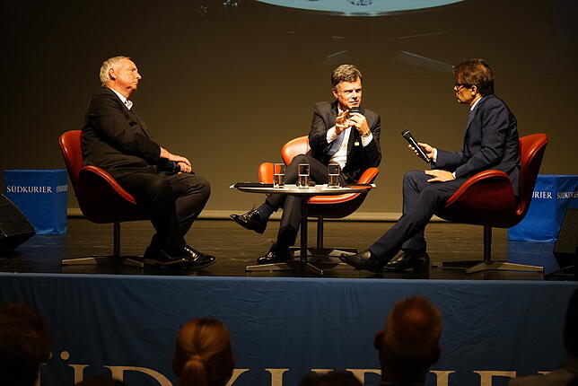 Ulrich Fink (links) und Norbert Trippl sprechen mit Giovanni Maio.