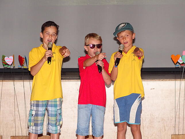 Joscha, Timo und Noah (von links) rappten durch das bunte Programm.