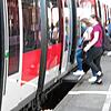 Fahrgäste steigen am 23. September in einen Regionalzug am Bahnhof in Bad Säckingen. Um dichtes Gedränge in den Zügen auf der ...