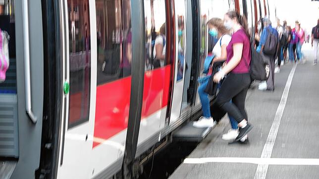 Fahrgäste steigen am 23. September in einen Regionalzug am Bahnhof in Bad Säckingen. Um dichtes Gedränge in den Zügen auf der ...