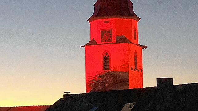 Der Kirchturm der Stadtkirche St. Verena in Hüfingen ist 2020 bei der Aktion Night of Light rot angestrahlt. Dieses Jahr wird das ...