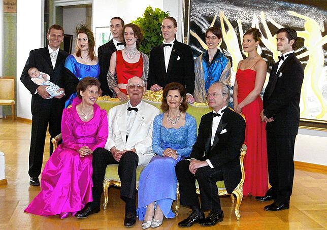 Geburtstagsempfang Gräfin Sonja Bernadotte auf der Insel Mainau im Bodensee am 07.05.2004: Der schwedische Carl XVI Gustaf (r) und seine ...