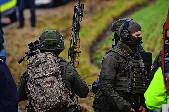 Mit Sturmmützen und Sturmgewehren halten sich die Spezialeinsatzkräfte bereit.