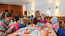 Kinder basteln unter Anleitung von Sabine Ketterer kleine Deko-Artikel. Reichliche Kuchen- und Tortenspenden laden samt Kaffee zum ...
