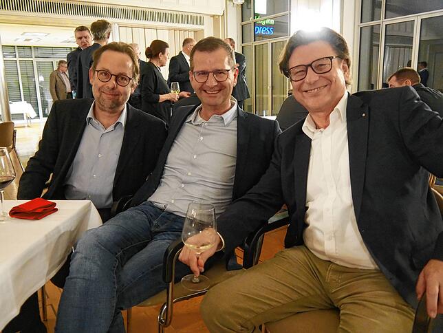 Gute Stimmung, gute Gespräche, gutes Essen: die Bürgermeister Michael Klinger (Gottmadingen), Patrick Stärk (Mühlhausen-Ehingen) und ...