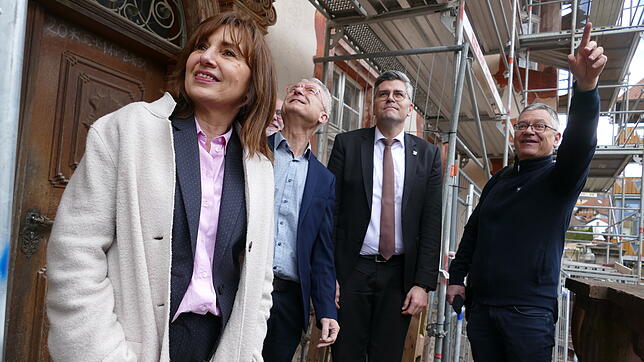 Bauingenieur Daniel Wiest (rechts) erläutert (von links) Susanna Heim, Leiterin des Kulturamts des Landkreises, Bürgermeister Marlon ...