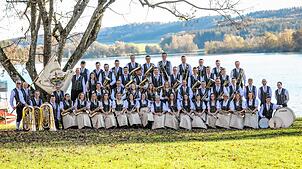 Die Musikerinnen und Musiker des Musikvereins Illmensee freuen sich schon, die Gäste vor der träumerischen Kulisse des Illmensees ...