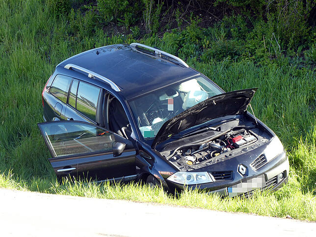 Bei dem Unfall am Montag auf der B 27 bei Blumberg-Riedböhringen prallen zwei Fahrzeuge aufeinander. Einer der beiden Pkws landet an der ...