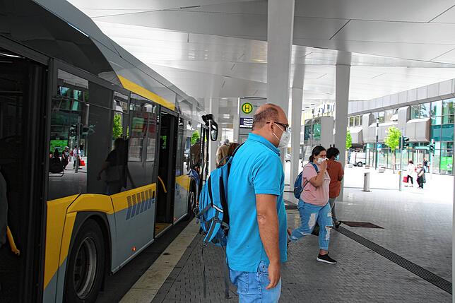 Sven Krause nach dem Ausstieg auf dem Singener Busbahnhof. Er pendelt zwischen dem Singener Stadtteil Überlingen am Ried und Rottweil.