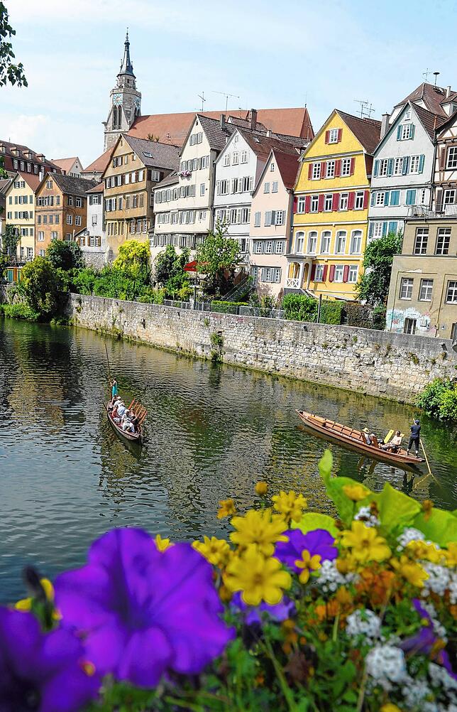 Blick von der Neckarbrücke auf die Tübinger Altstadt.