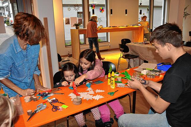 Die Kinder hatten viel Spaß beim Weihnachtsbasteln: Unter der Anleitung von Ingrid King (von links) zeigten Moriana und Giulia Morello ...