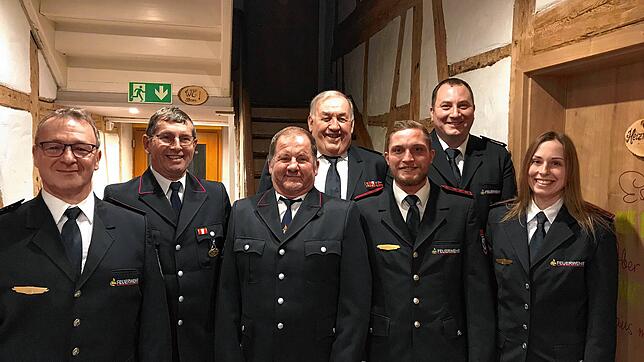 Abteilungskommandant Adelbert Fricker (von links) freut sich mit den Geehrten und Gewählten Werner Keimer, Helmut Kaltenbach, Franz ...