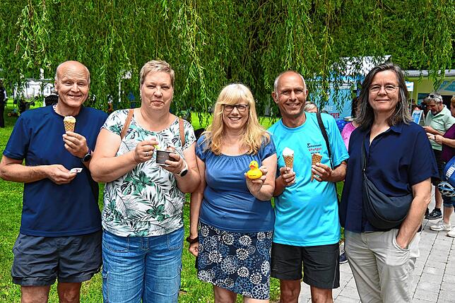 Zahlreiche Besucher ließen sich das Gratis-Eis schmecken.