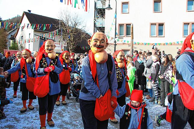 Bild 23: 56 Zünfte am Start beim Kleggau-Narrentreffen - hier die Bilder