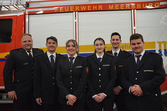 Neu in die Feuerwehr Meersburg aufgenommen wurden (von links) Fabian Matschinsky, Eneddin Hamzic, Annalena Anhalt, Romy Ehrlinspiel, ...