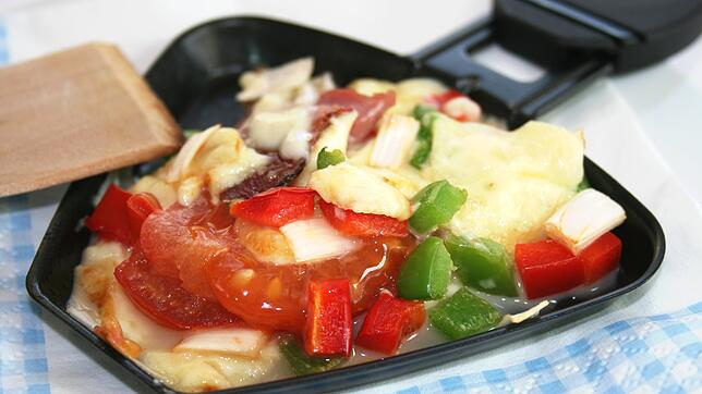 Teflon-Pfännchen gehören zum Raclette dazu. Für Papageien sind Teflon-Dämpfe aber tödlich.