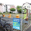 Kein Auto zu sehen: Der Parkplatz in der Werastraße ist noch immer abgesperrt. Der Zaun wird als Werbefläche verwendet und auf den ...