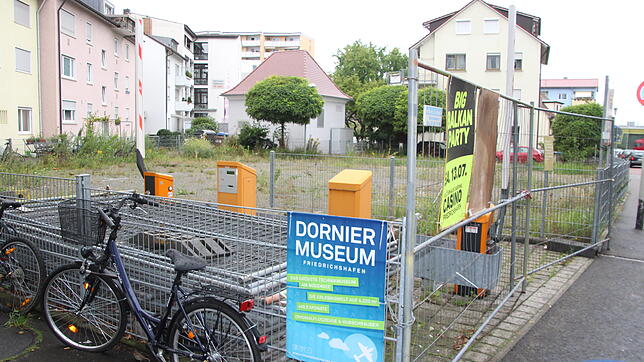 Kein Auto zu sehen: Der Parkplatz in der Werastraße ist noch immer abgesperrt. Der Zaun wird als Werbefläche verwendet und auf den ...